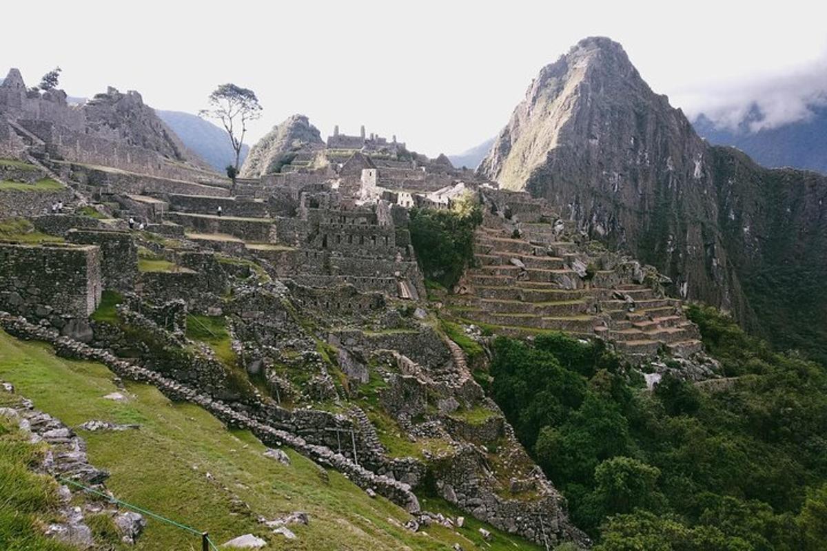 uma vista das ruínas da montanha machu picchu