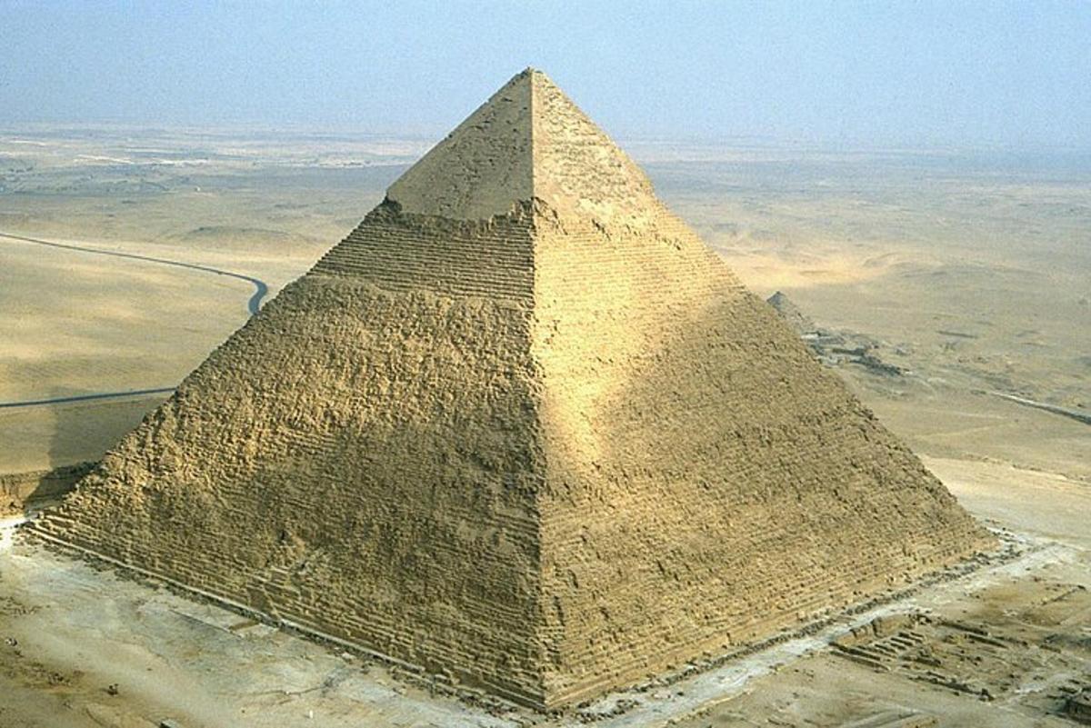 Letecký pohled na pyramidu v poušti
