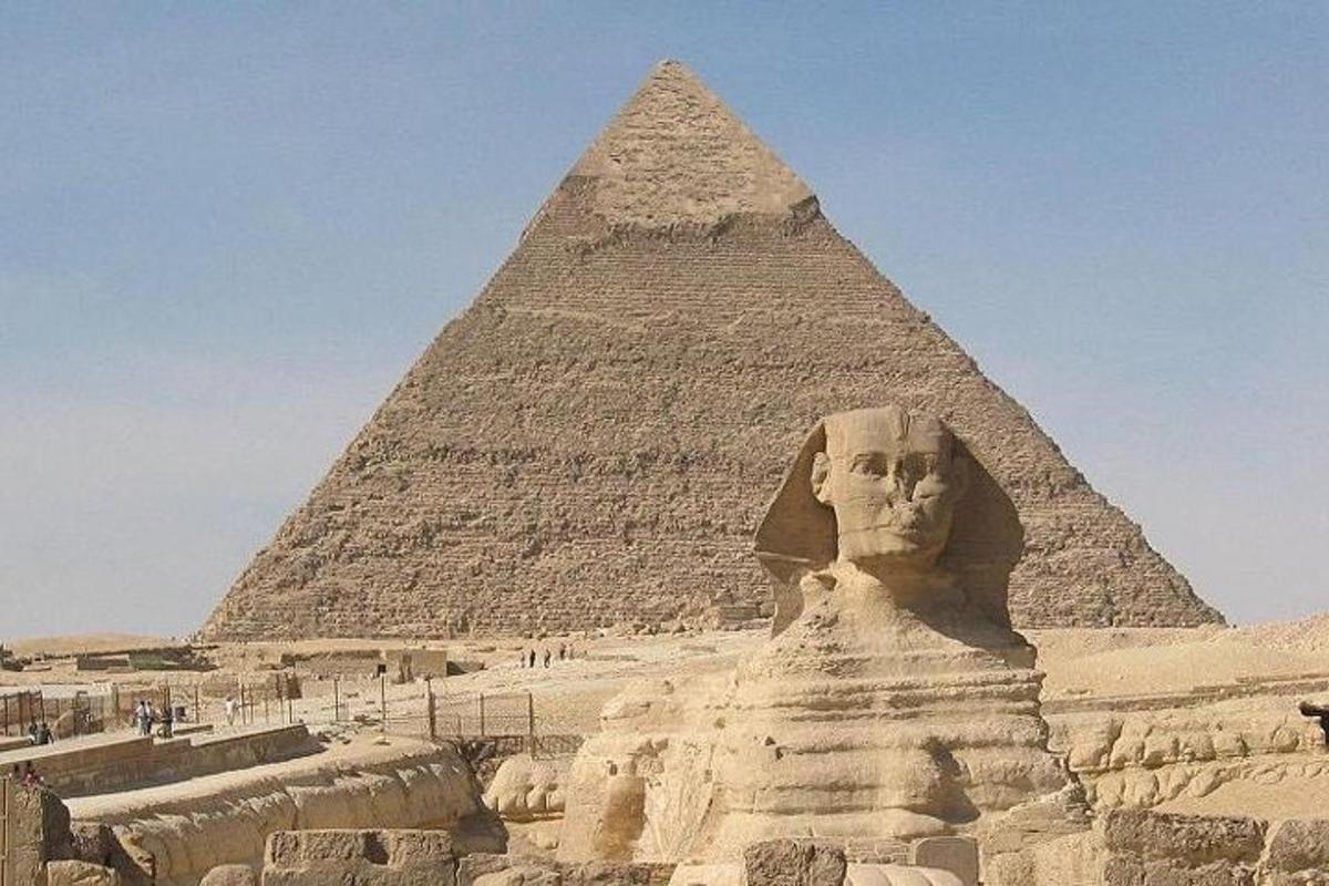 veľká socha pred pyramídou
