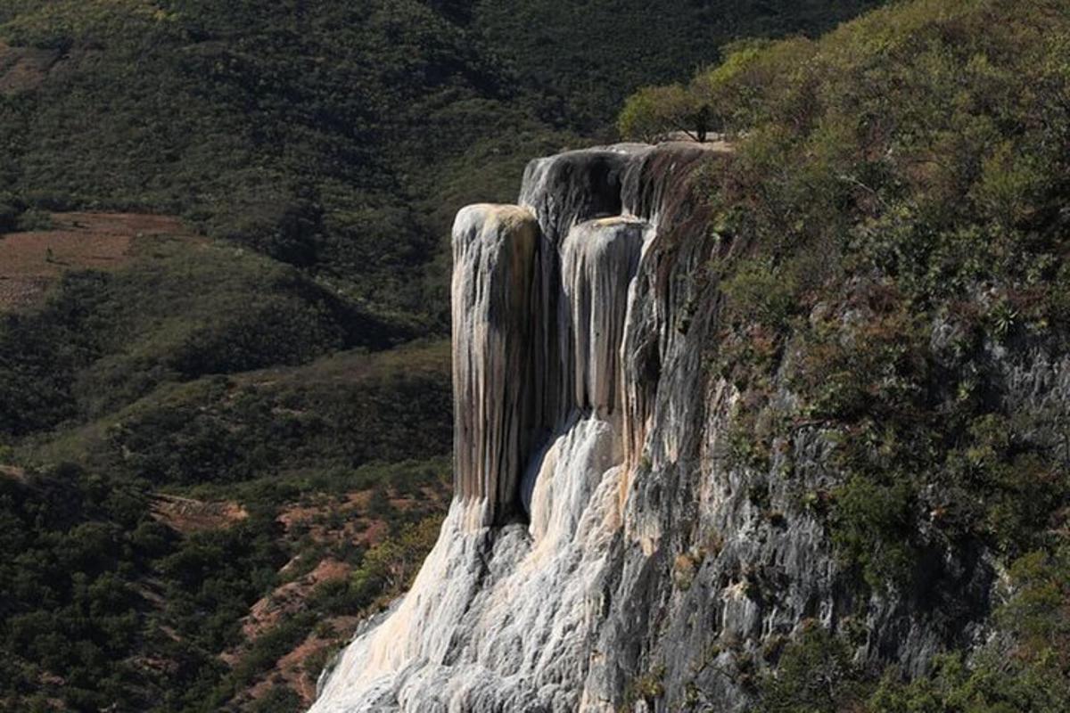 una cascada en la ladera de una montaña