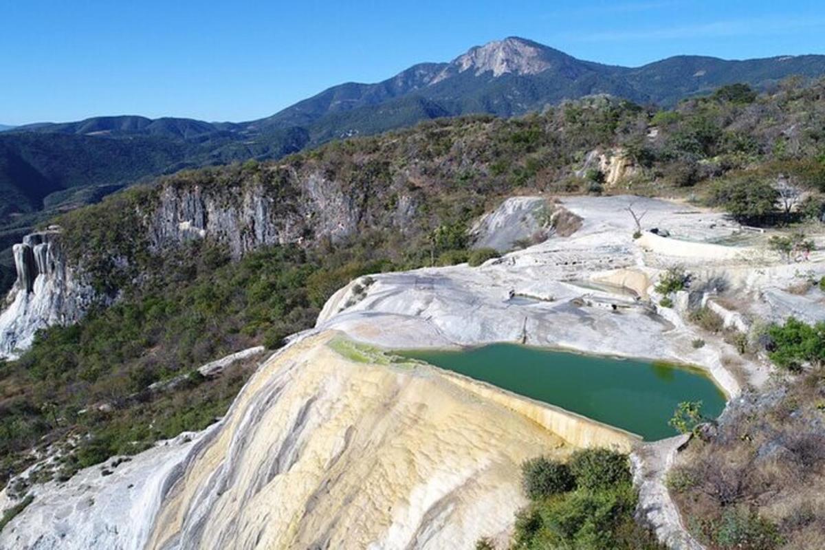 una muntanya amb un llac al mig d'una pedrera