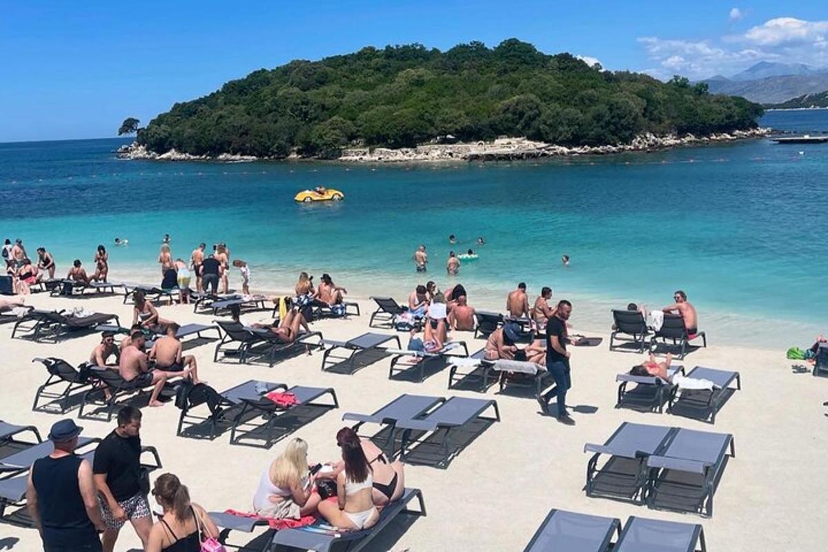 um grupo de pessoas sentadas em cadeiras na praia
