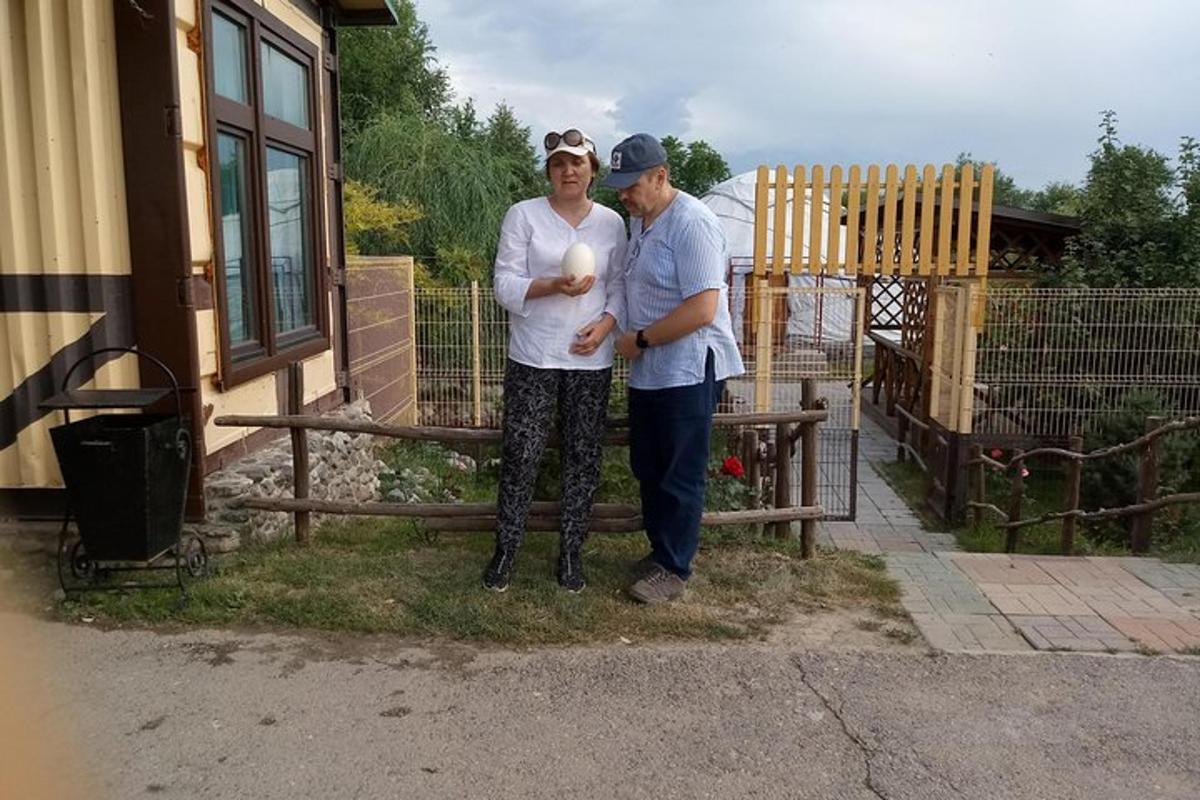 мушкарац и жена стоје поред зграде