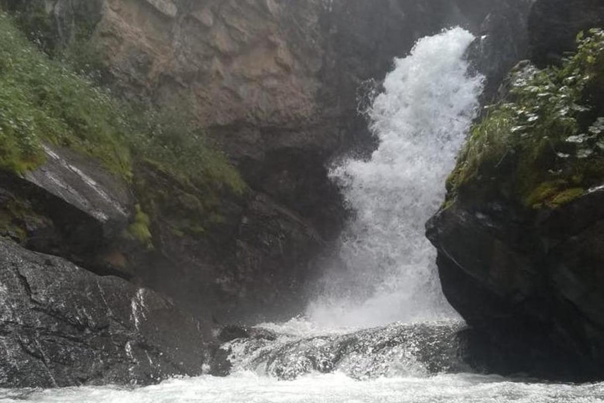 водопад усред реке