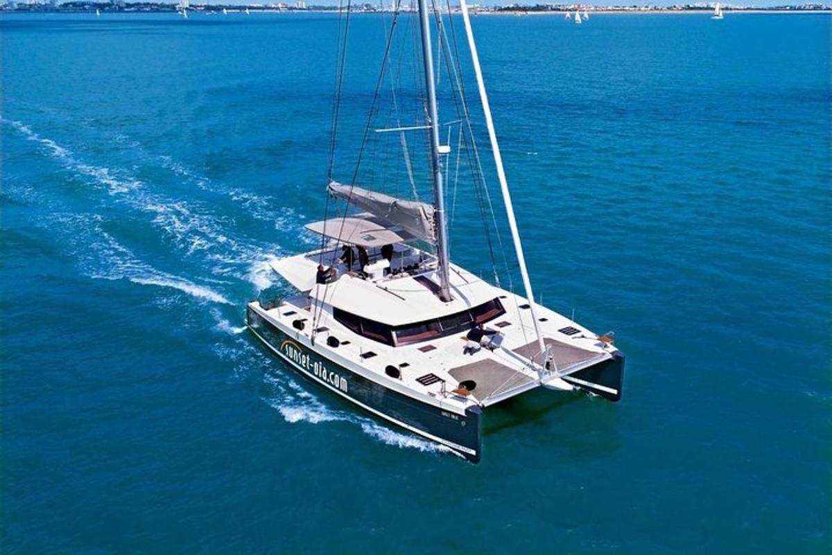 un barco blanco en el agua en el océano