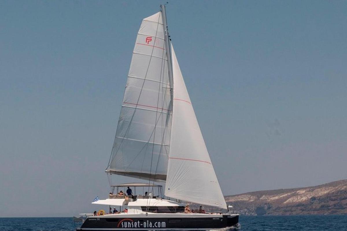 un barco con una vela blanca en el agua