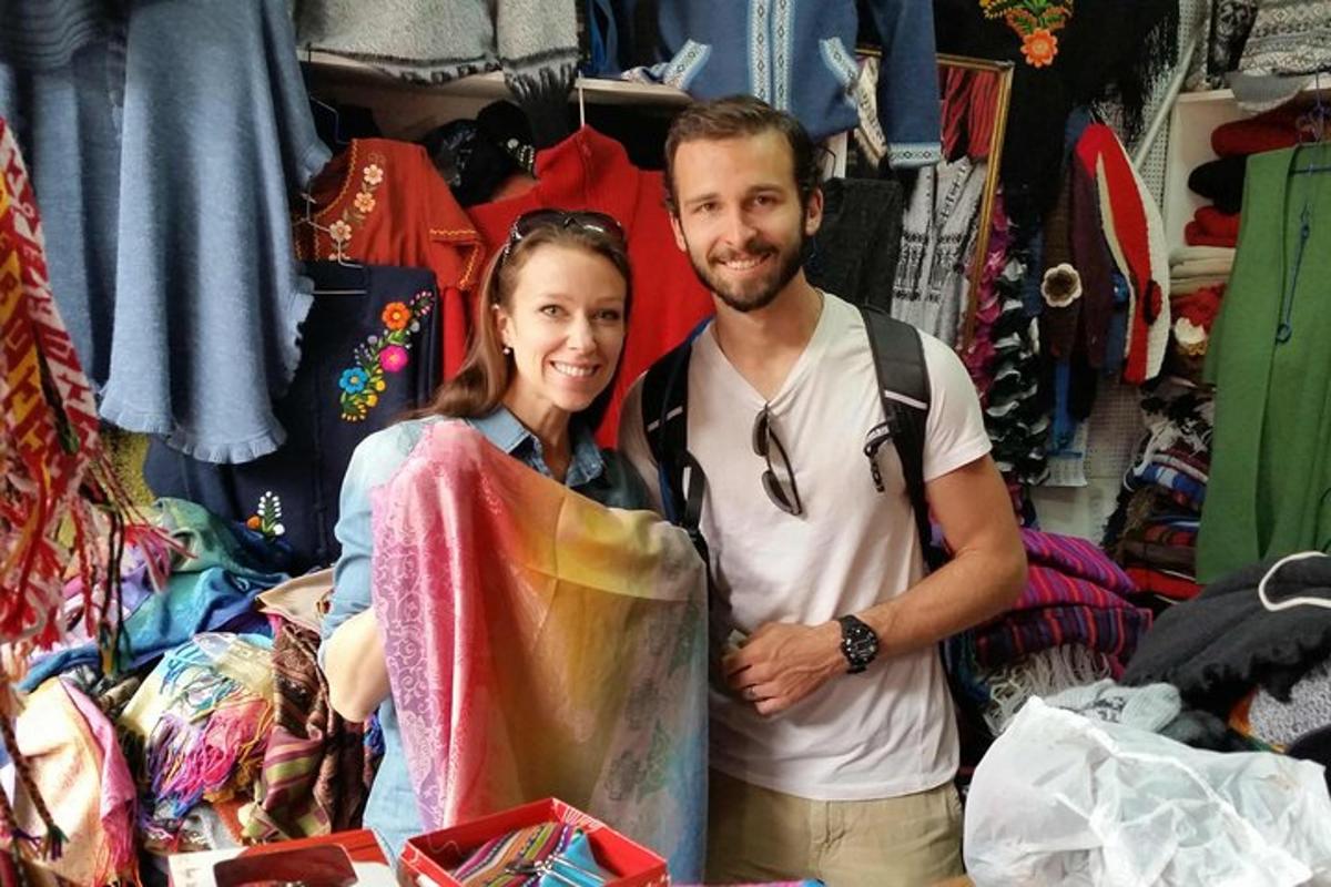 un home i una dona posant per a una foto en una botiga