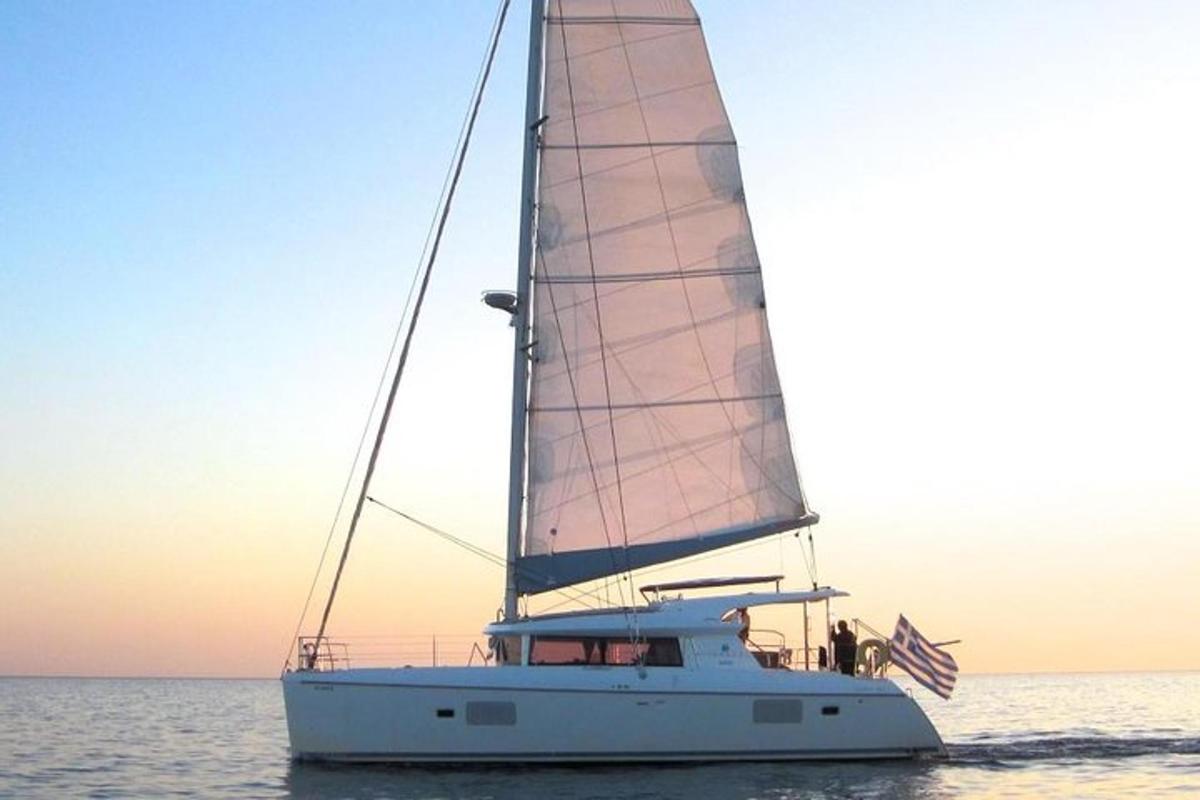 Un velero en el agua con una bandera estadounidense
