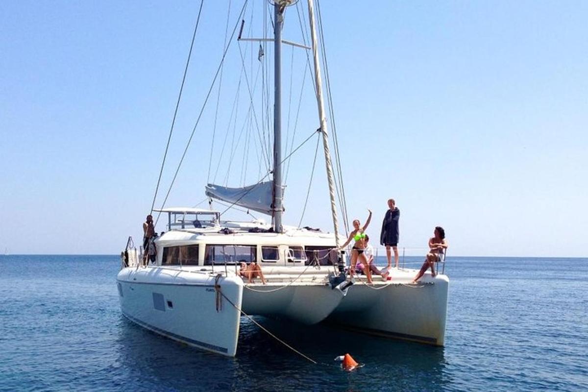 un grupo de personas en un barco en el agua