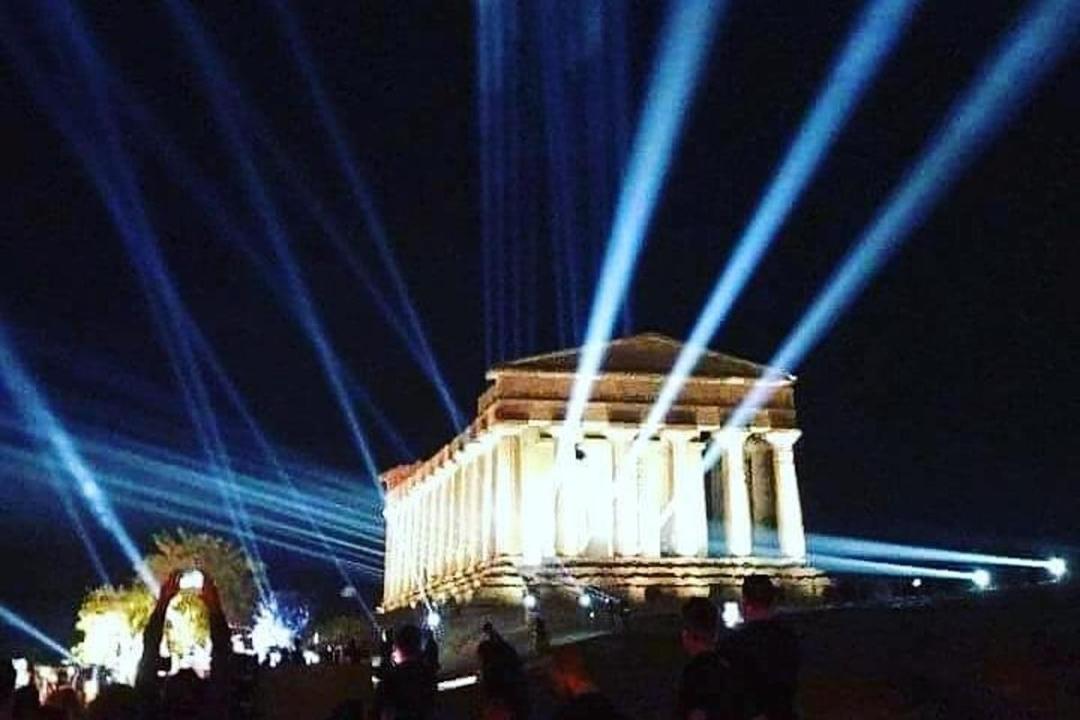 ένα φωτισμένο κτίριο με μπλε φώτα τη νύχτα