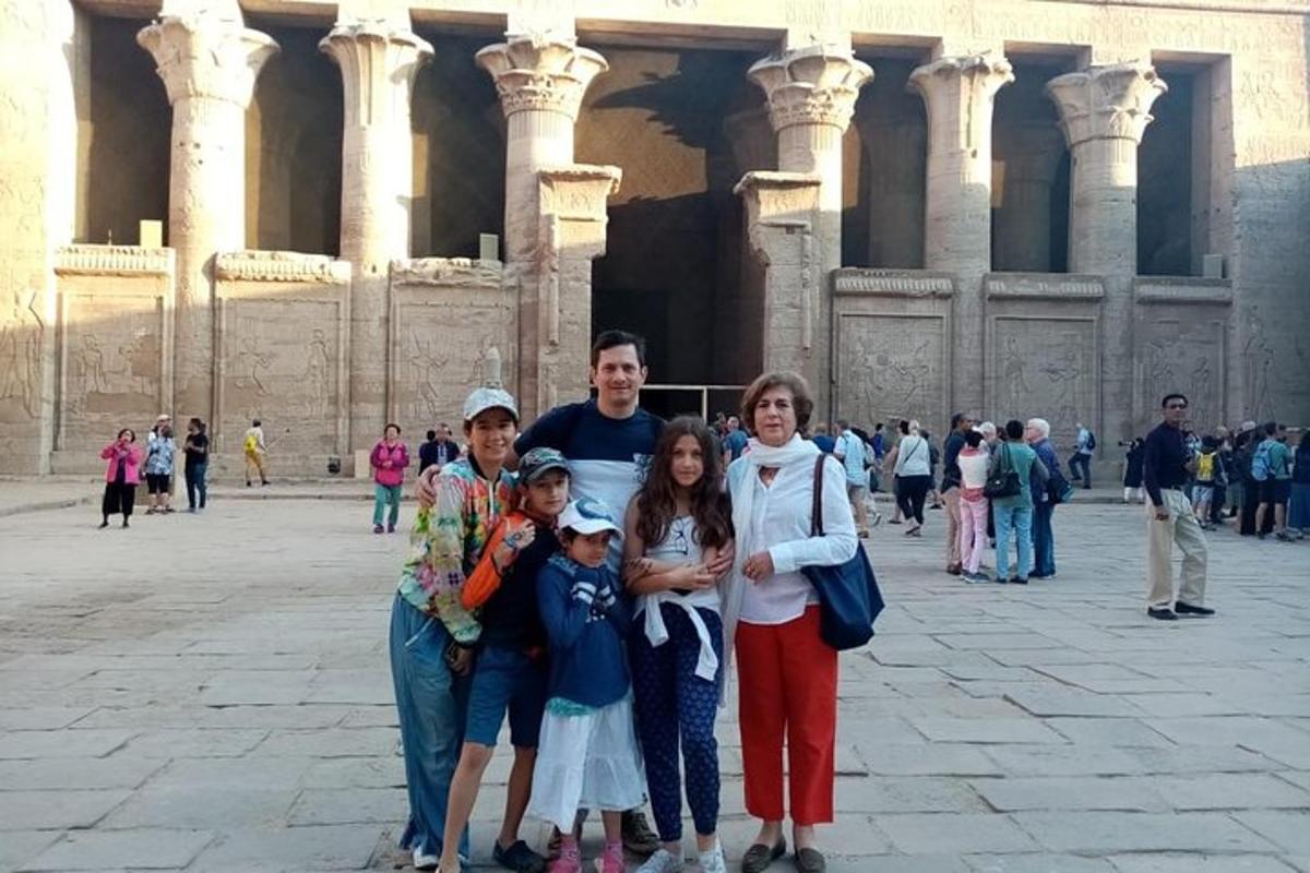 una familia posando frente a un edificio