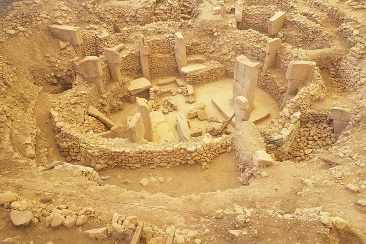 uma vista aérea de um castelo de areia no deserto
