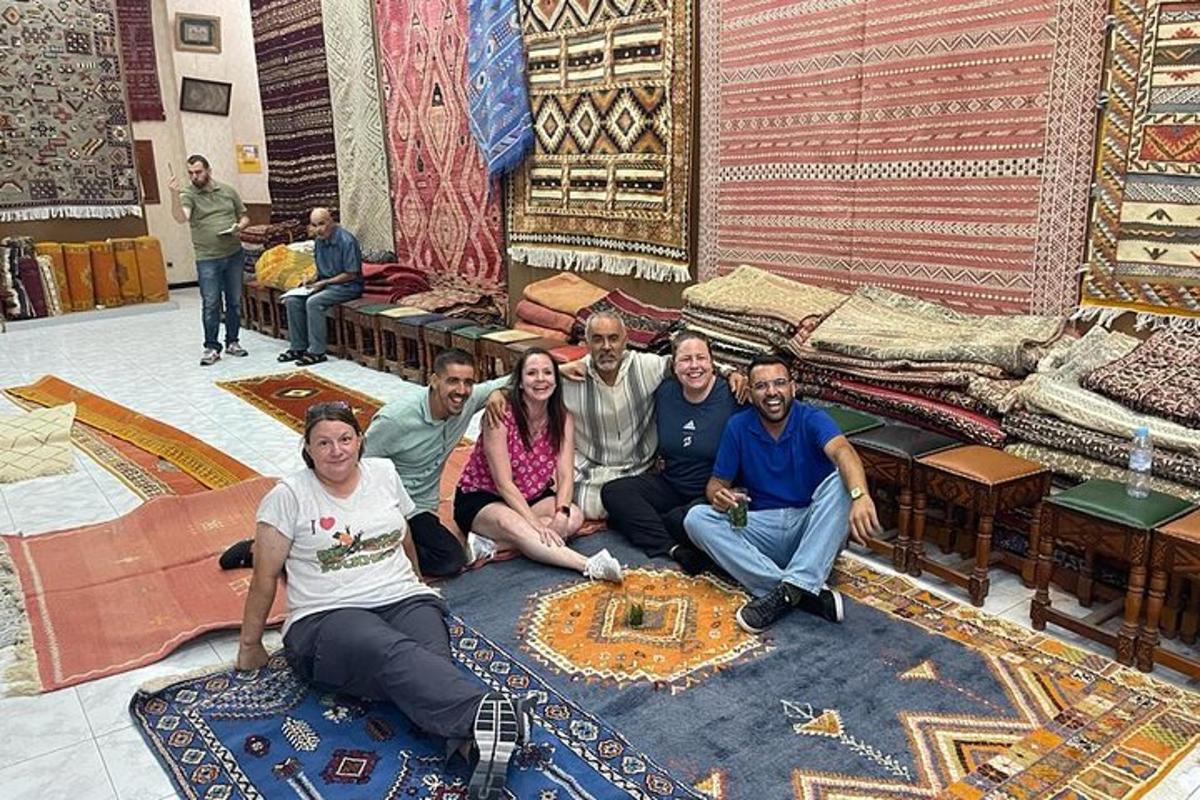 um grupo de pessoas sentadas no chão de uma sala com carpetes