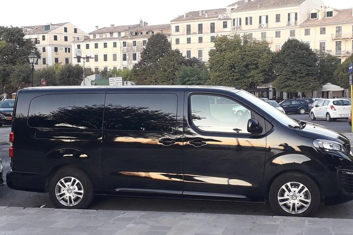 černá dodávka zaparkovaná na parkovišti