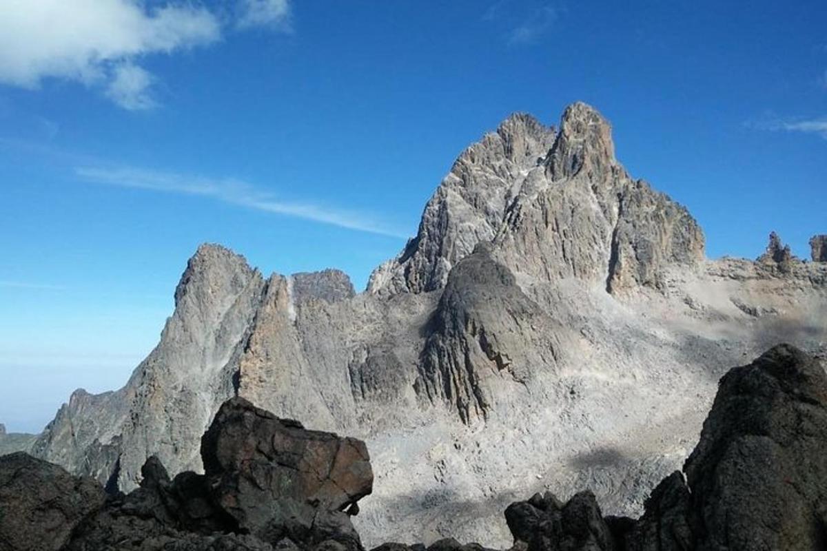 et steinete fjell med en blå himmel i bakgrunnen