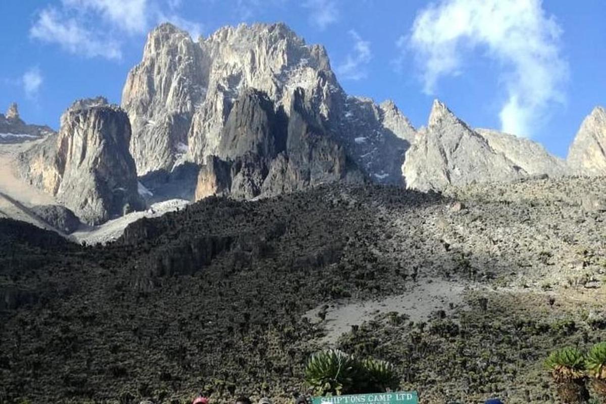 velika gora sredi puščave