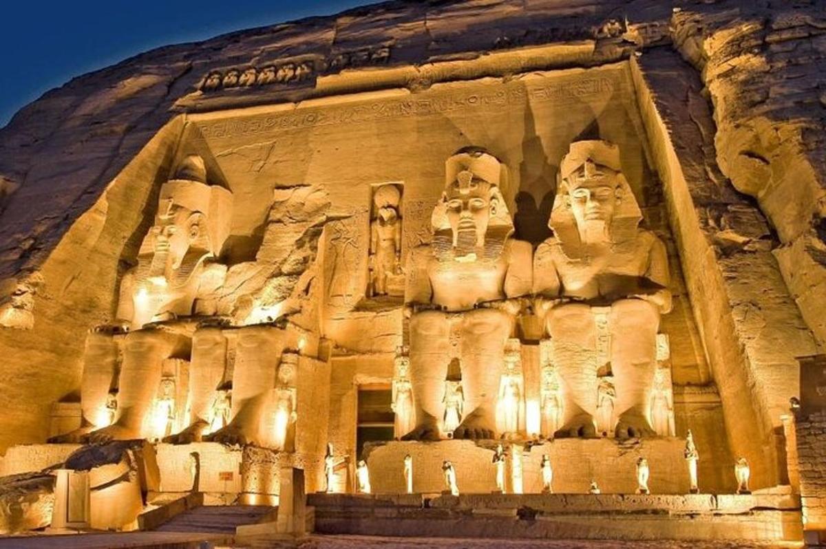et bilde av Abu Simbel-tempelet om natten
