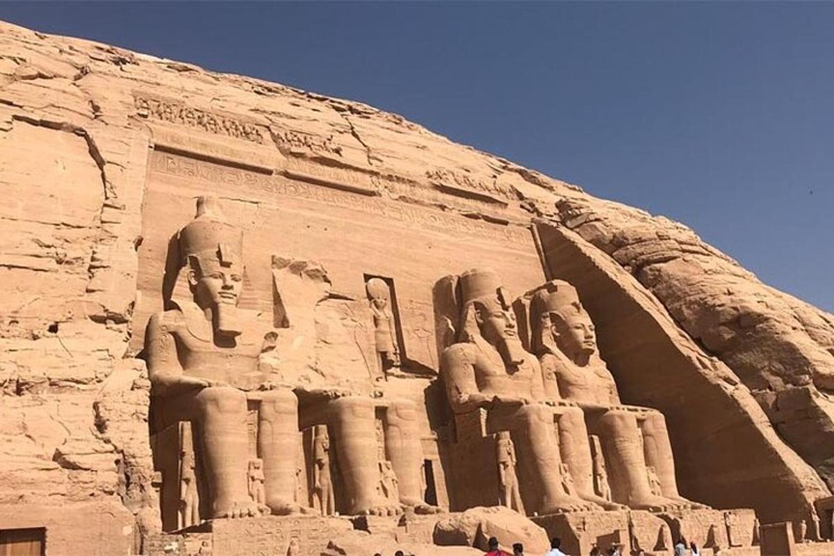 un grande edificio in pietra con statue su di esso