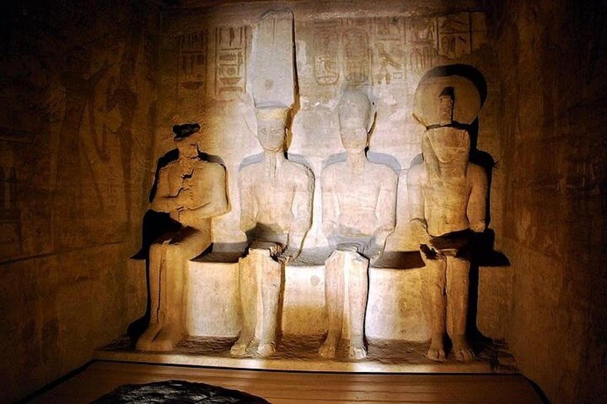 una statua di un gruppo di persone su un muro