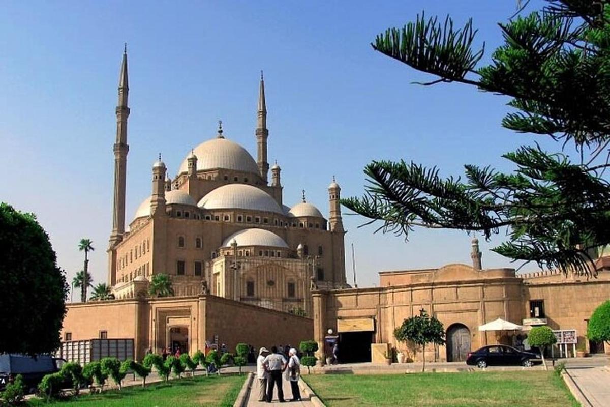 um edifício com duas mesquitas com pessoas em pé na frente