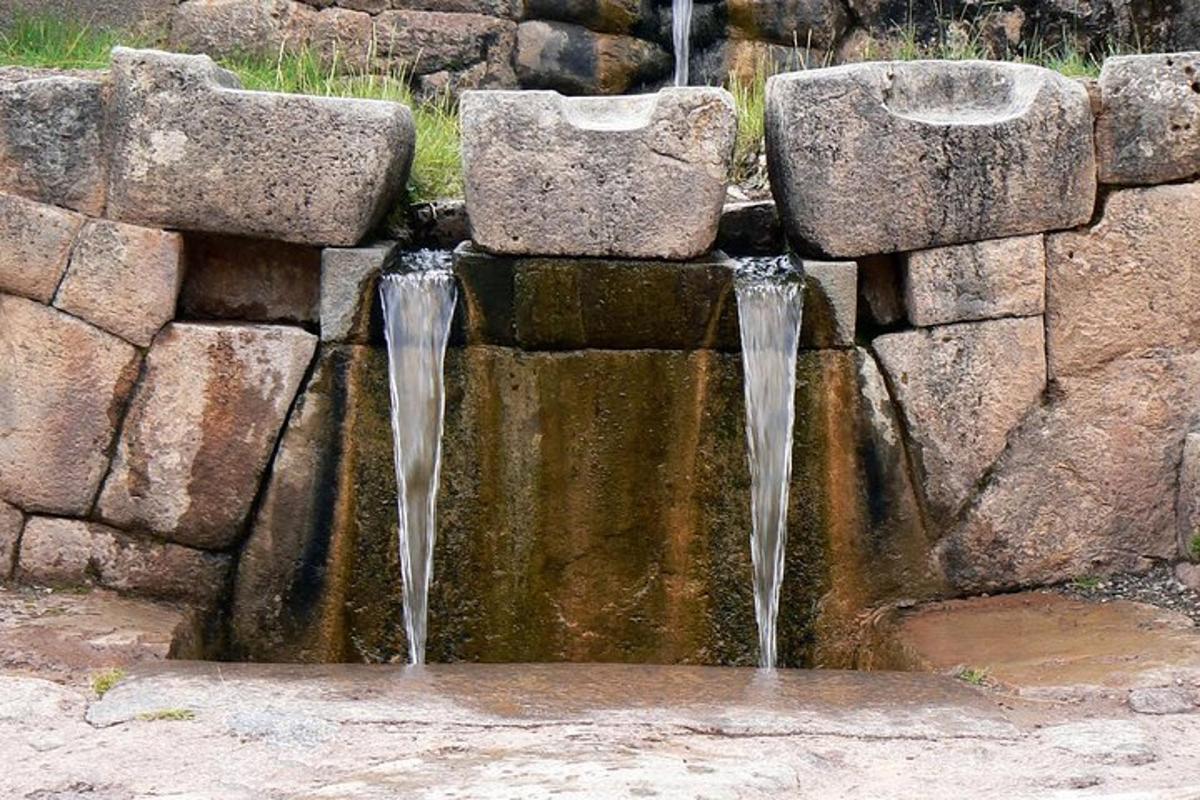 ein Wasserbrunnen in der Mitte einer Steinmauer