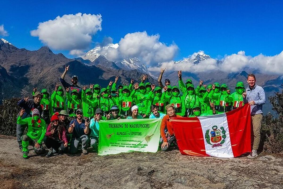 un gruppo di persone in posa per una foto su una montagna