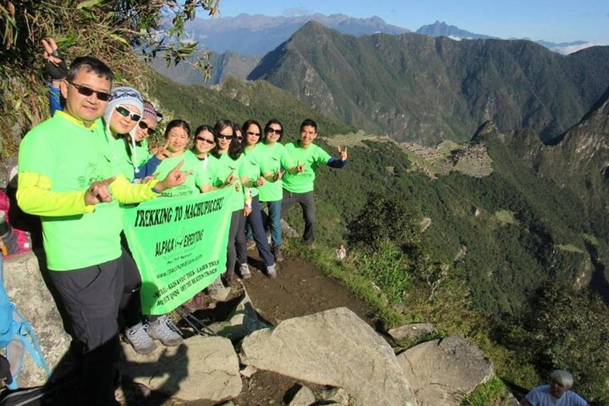 um grupo de pessoas em pé no topo de uma montanha