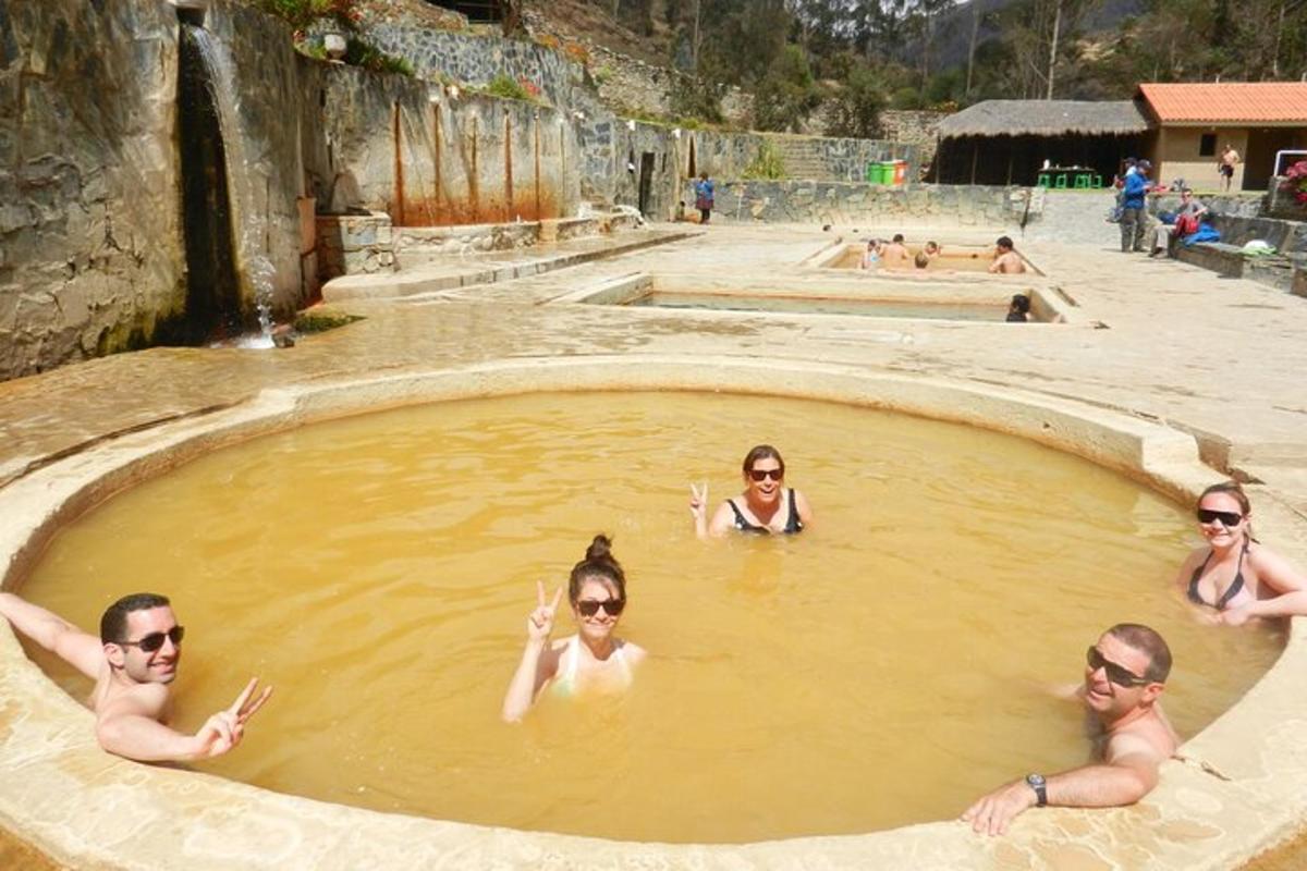sekumpulan orang berenang di kolam renang