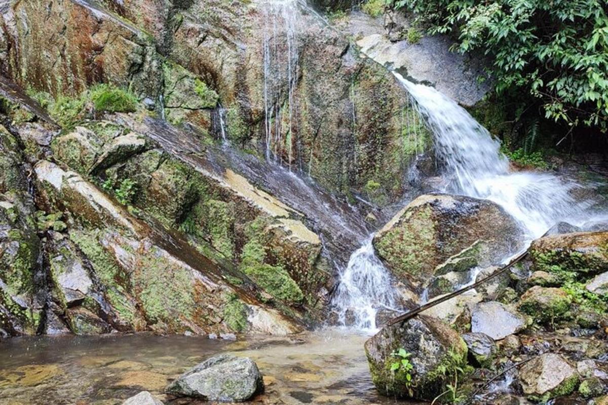 una cascata sul lato di una parete rocciosa