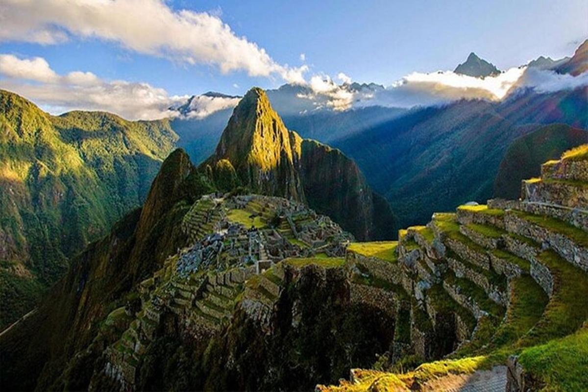 Una vista de una montaña con terrazas en ella.