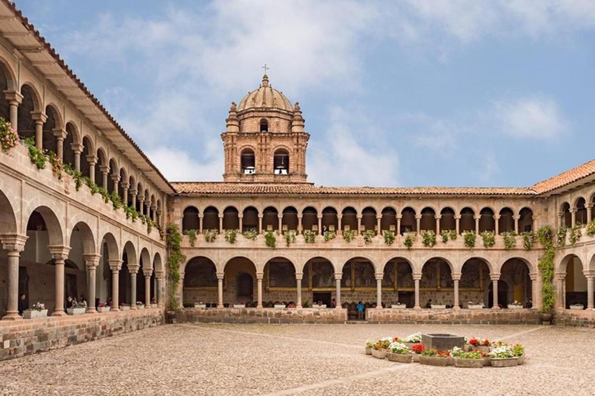un grande edificio con una torre dell'orologio sullo sfondo