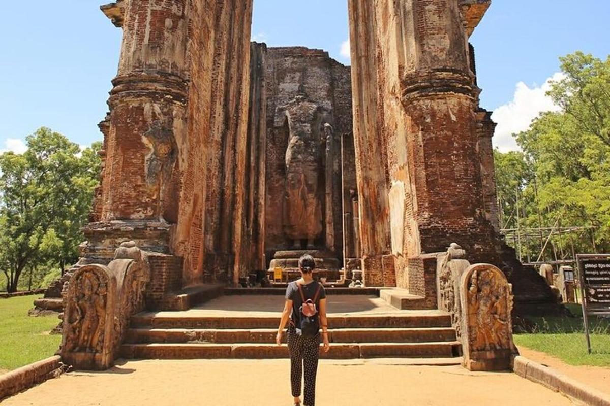 uma pessoa caminhando em frente a um templo