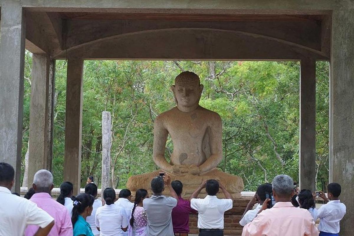 um grupo de pessoas tirando fotos de uma estátua
