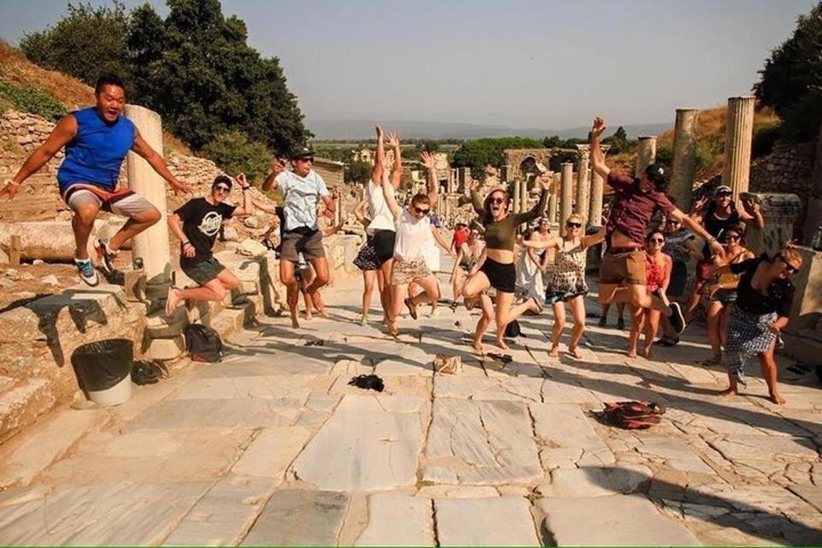un gruppo di persone che saltano in aria