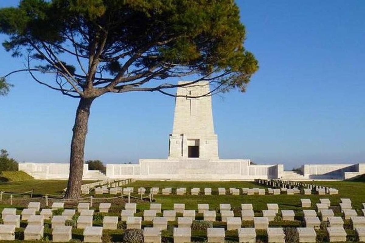 et monument med et tre foran en bygning