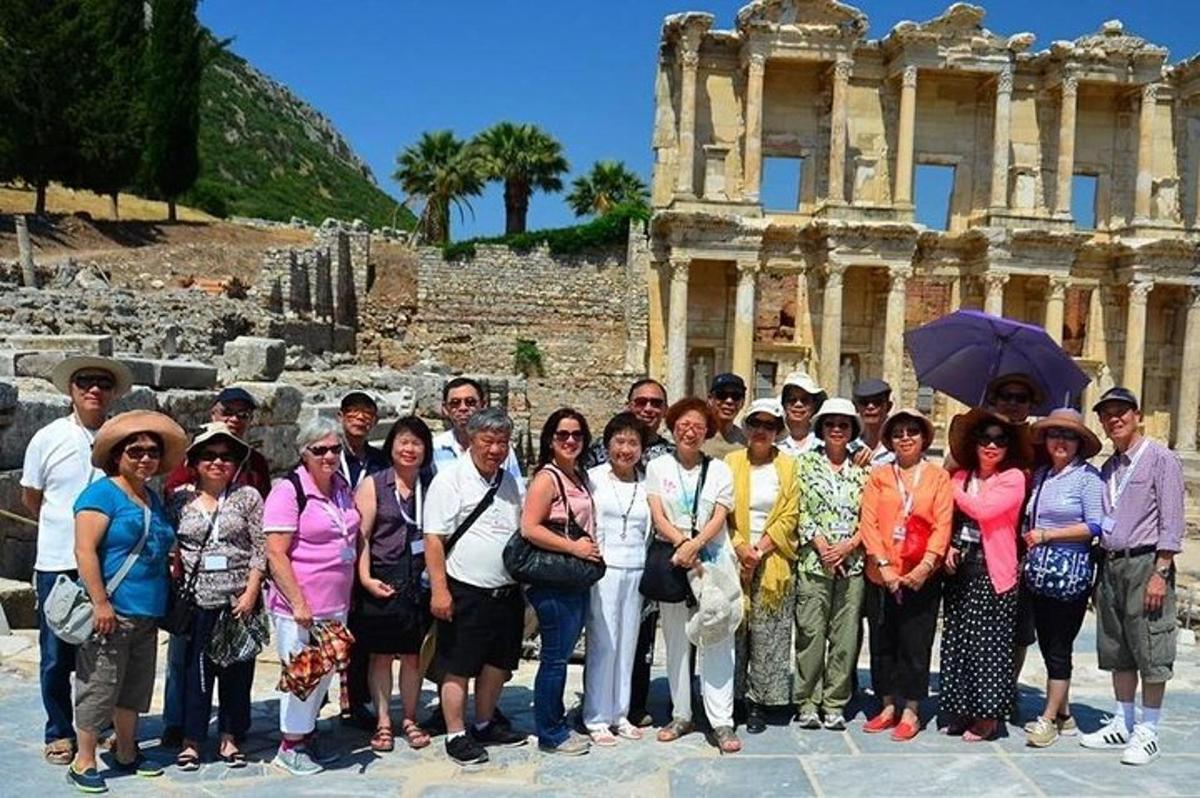 un gruppo di persone in posa per una foto davanti alle rovine
