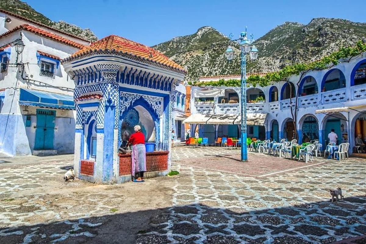 um homem em pé em uma estrutura azul e branca em um pátio