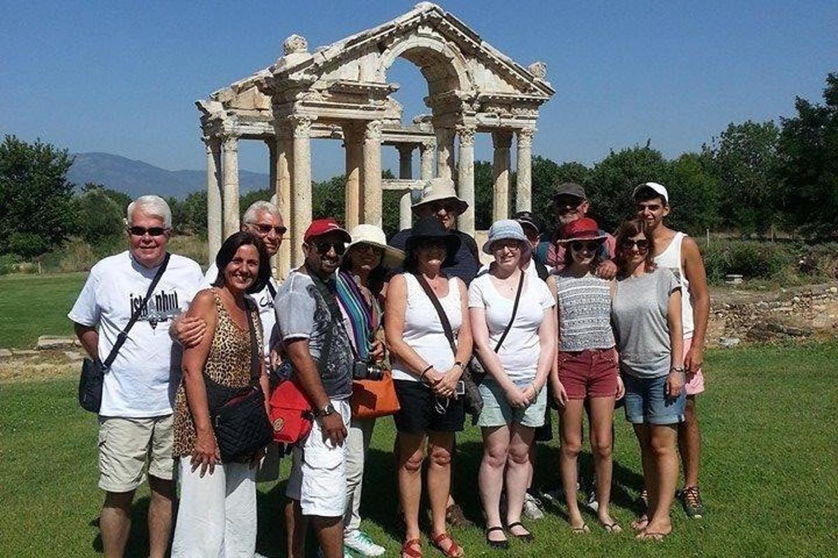 un grup de persones posant per a una foto davant d'un monument