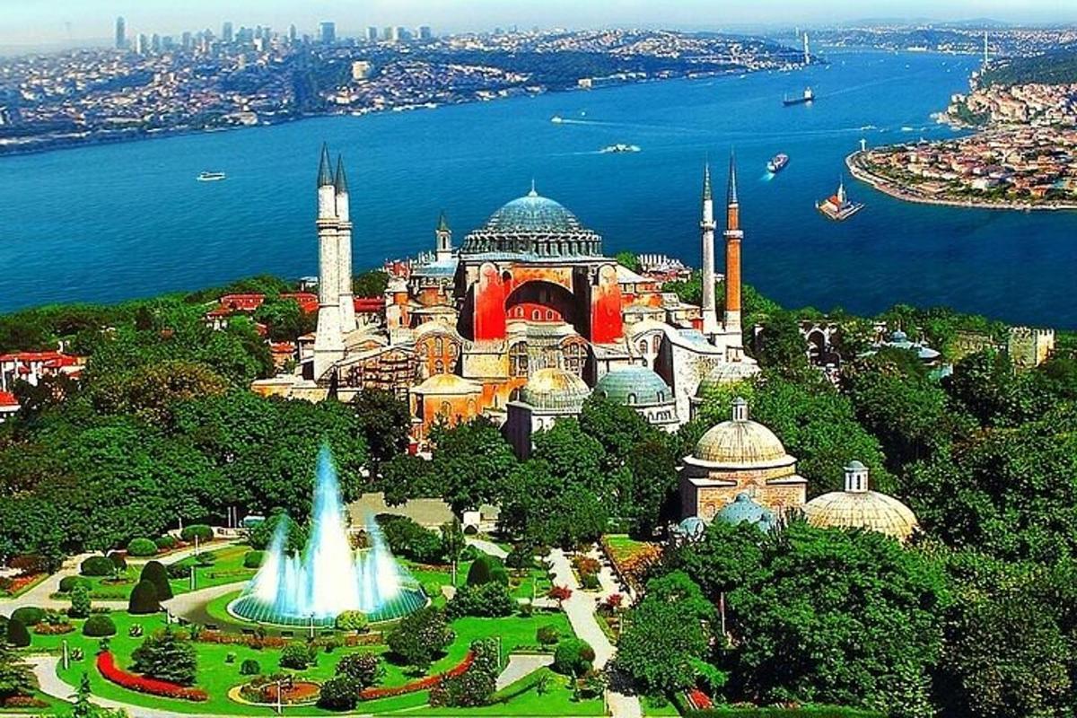 uma vista aérea de uma mesquita com uma fonte