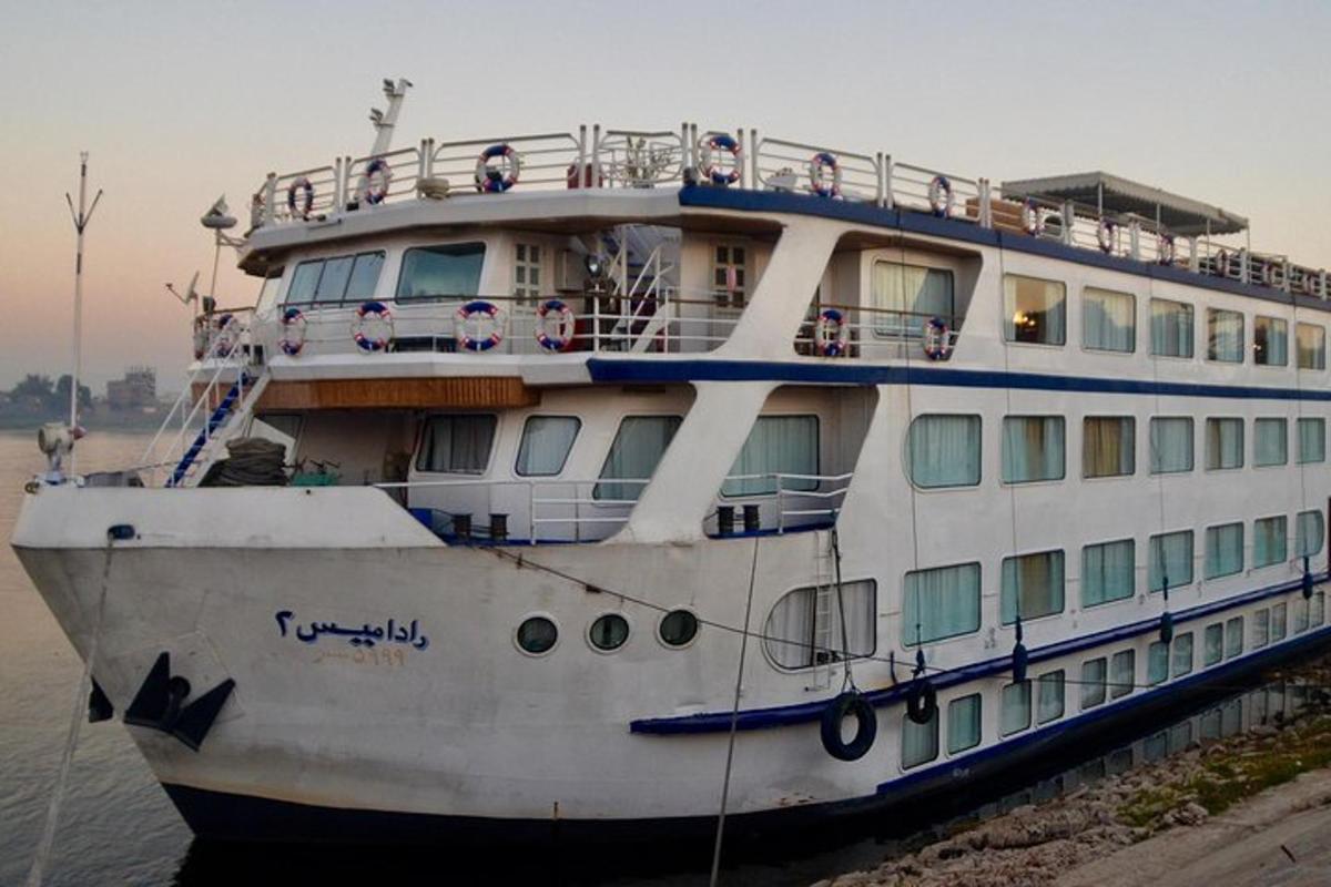 Un gran barco está atracado en el agua