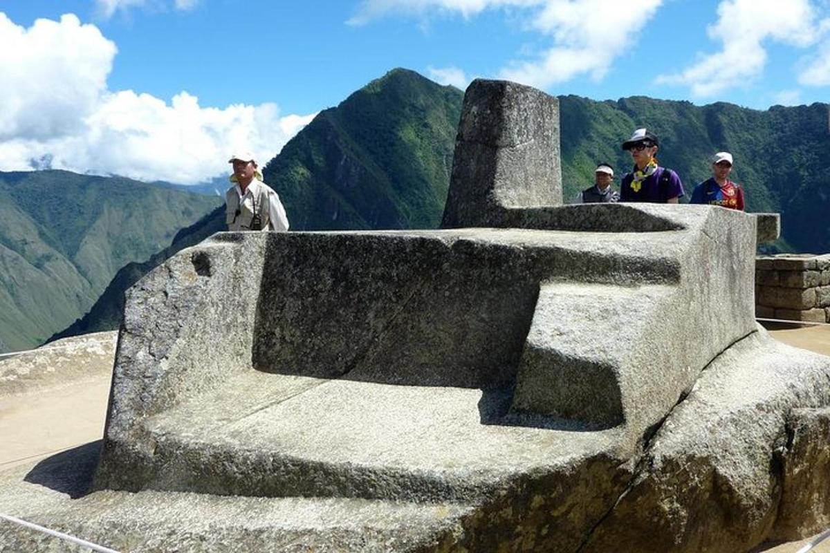 um grupo de pessoas em pé no topo de um monumento