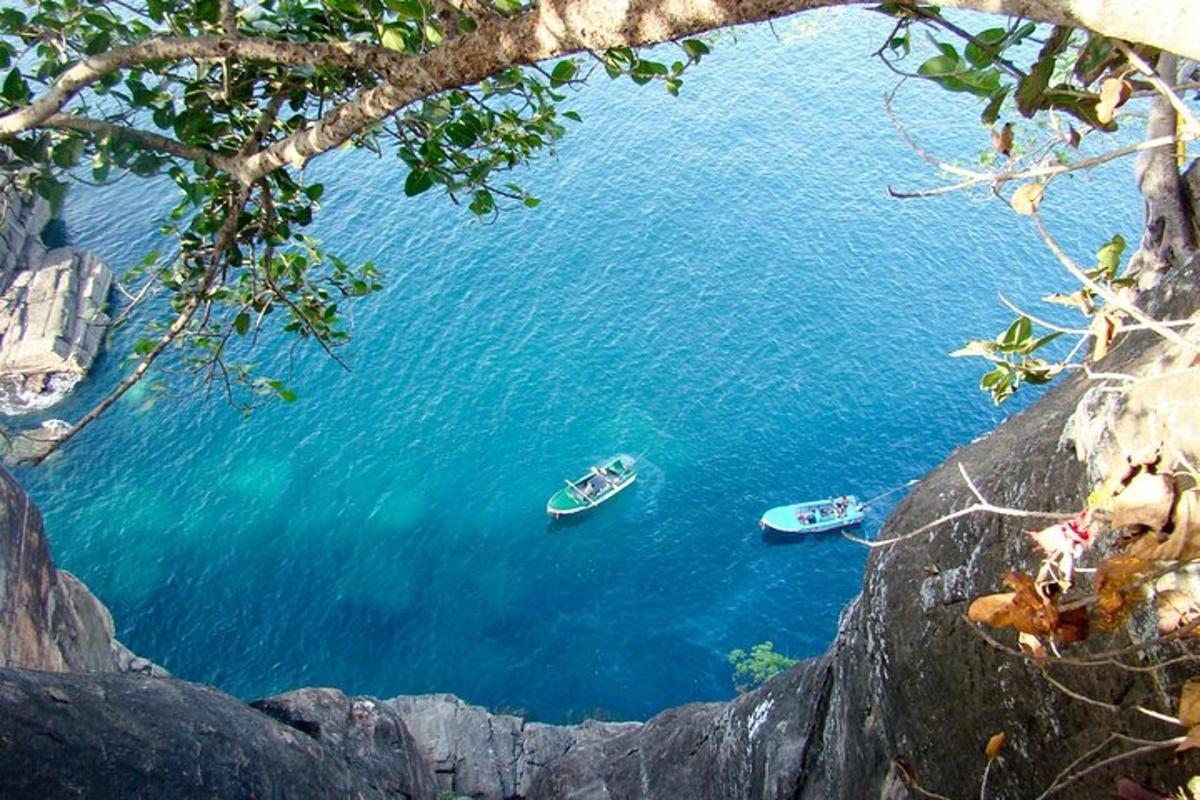 dos barcos en una gran masa de agua