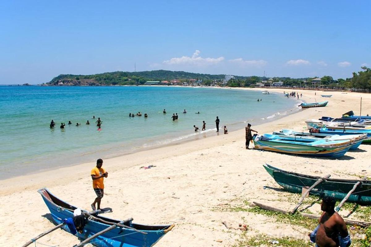 un grupo de personas en una playa con barcos