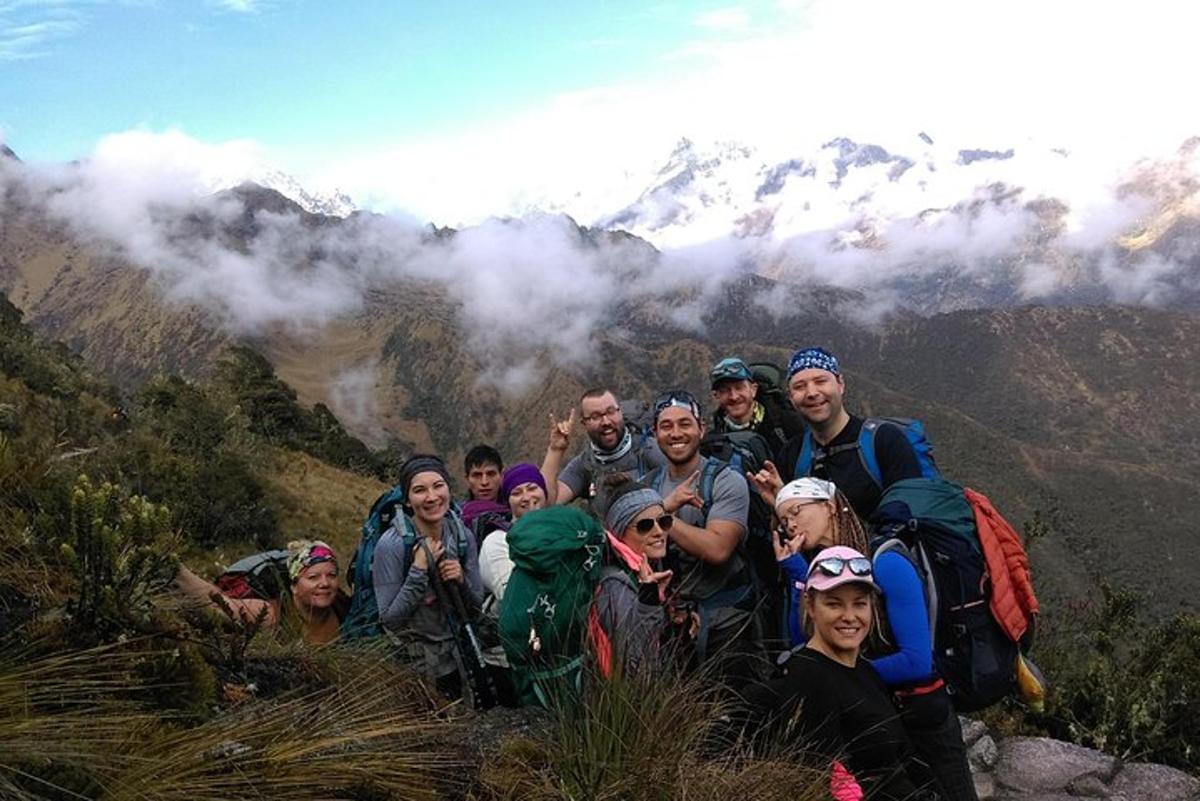 sekelompok orang yang berdiri di atas gunung