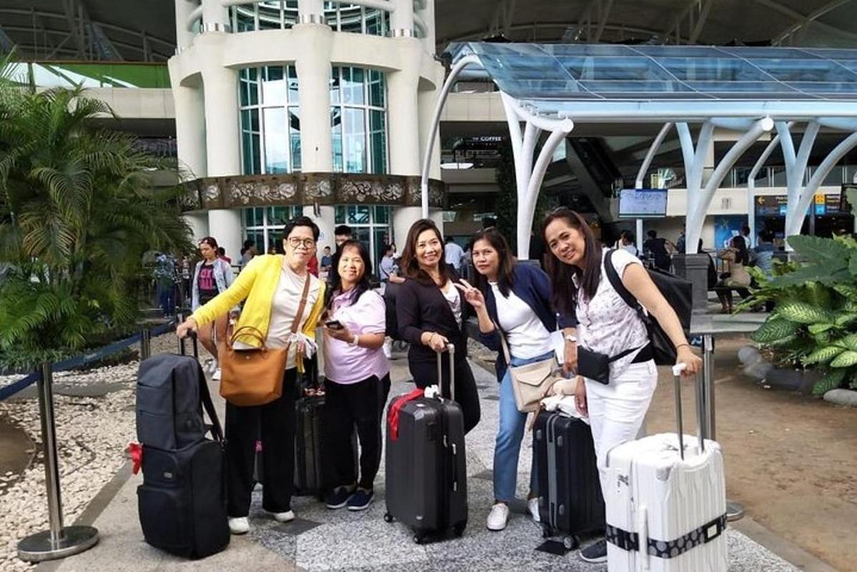 un gruppo di persone in posa per una foto con i loro bagagli