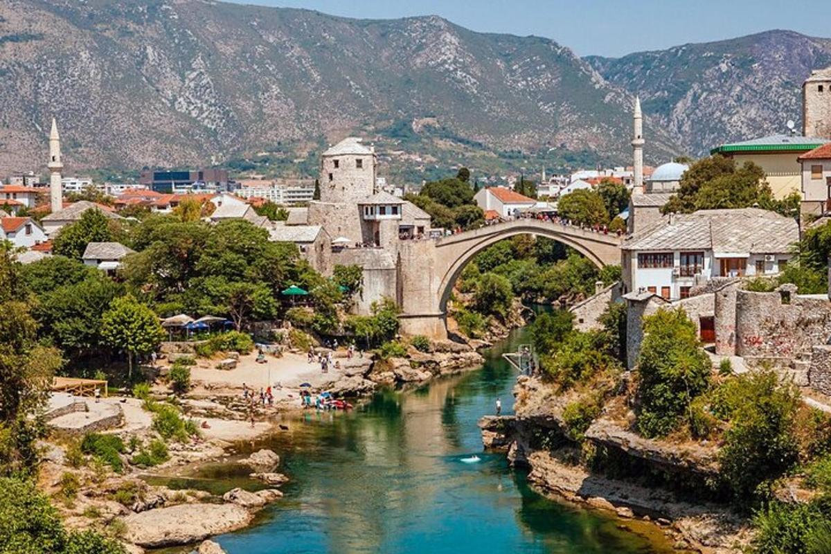 un pont sur une rivière à côté d'une ville