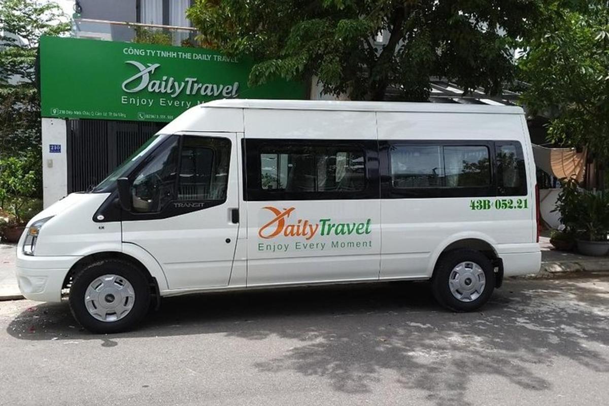 uma van branca estacionada em frente a um prédio