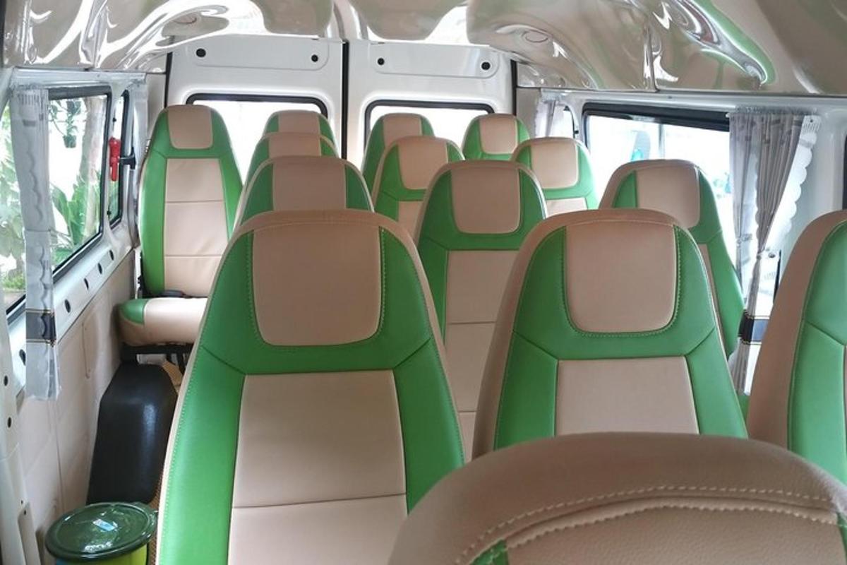 prázdný autobus se zelenými a bílými sedadly