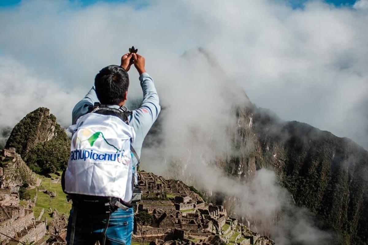 un uomo che scatta una foto di una montagna