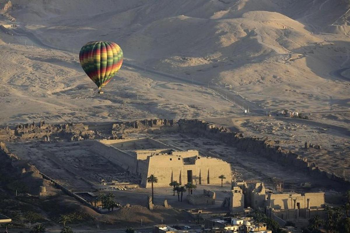 Balon na vroč zrak leti nad mestom